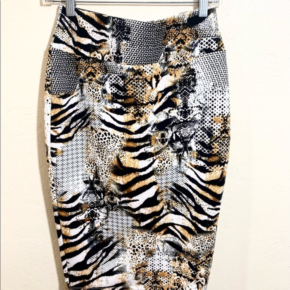 Carmen Marc Valvo Dresses & Skirts - Carmen Marc Valvo Women's Stretch Pencil Skirt Size S Tiger Print NWOT